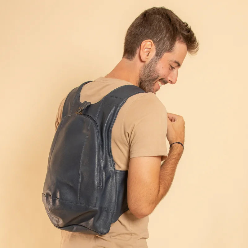 Sac à dos antivol vegan Arsayo Original bleu marine, porté par un homme