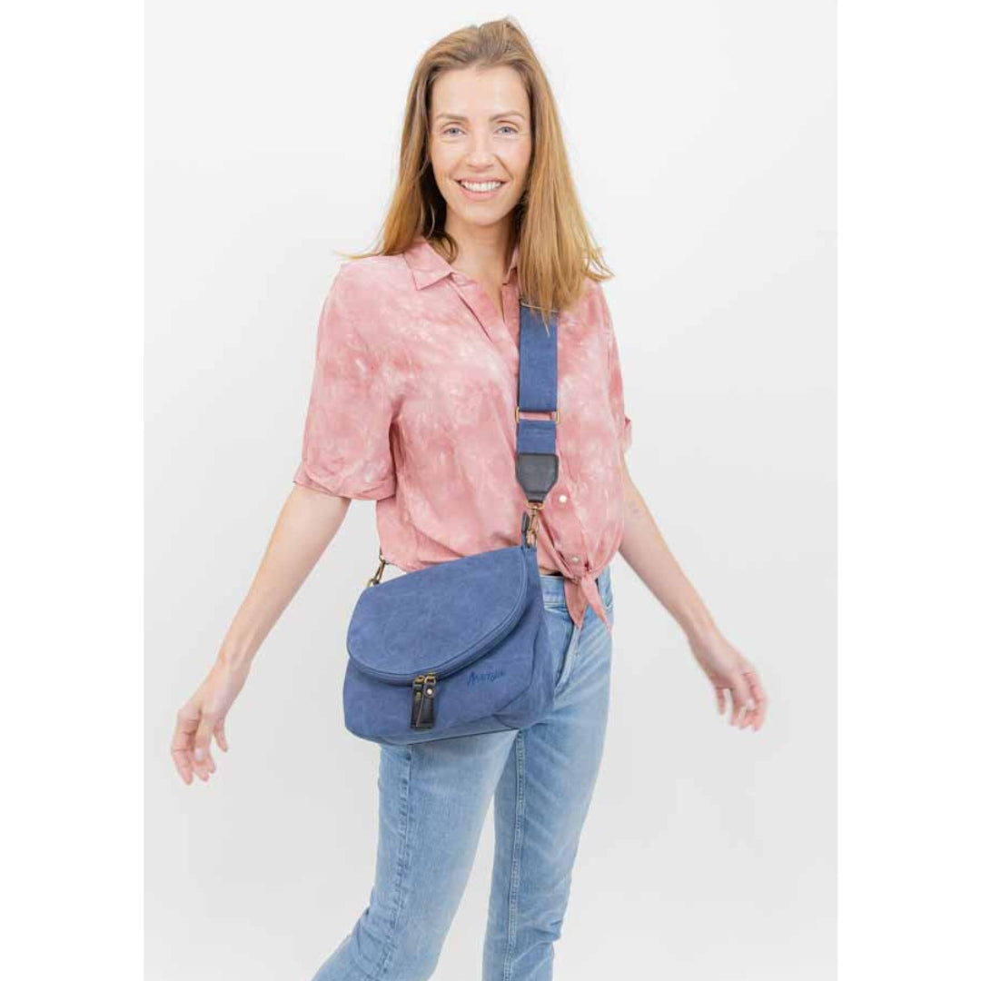 Sac Besace Estival Bleu jean porté