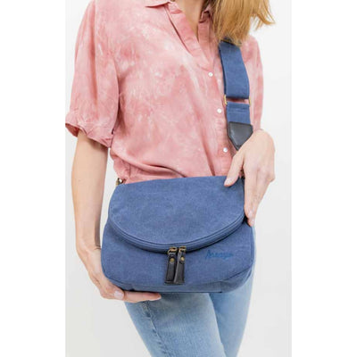 Sac Besace Estival Bleu jean porté