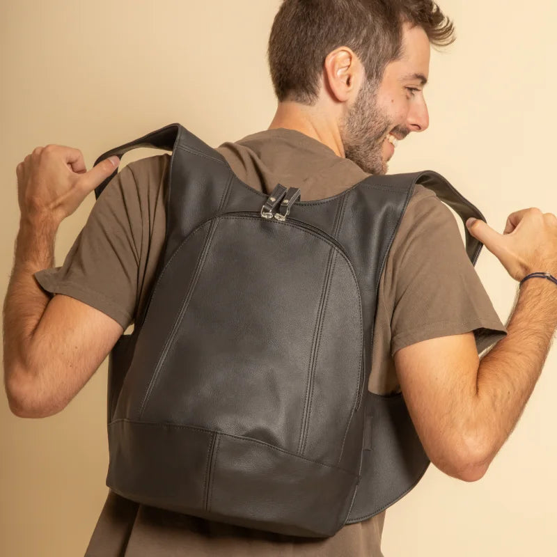 The Mela backpack (AppleSkin™). Vegan and secure closure