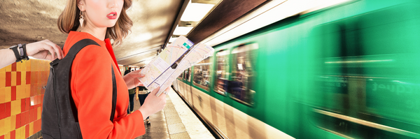 Kiko sur un quai de métro avec son sac à dos antivol Arsayo noir