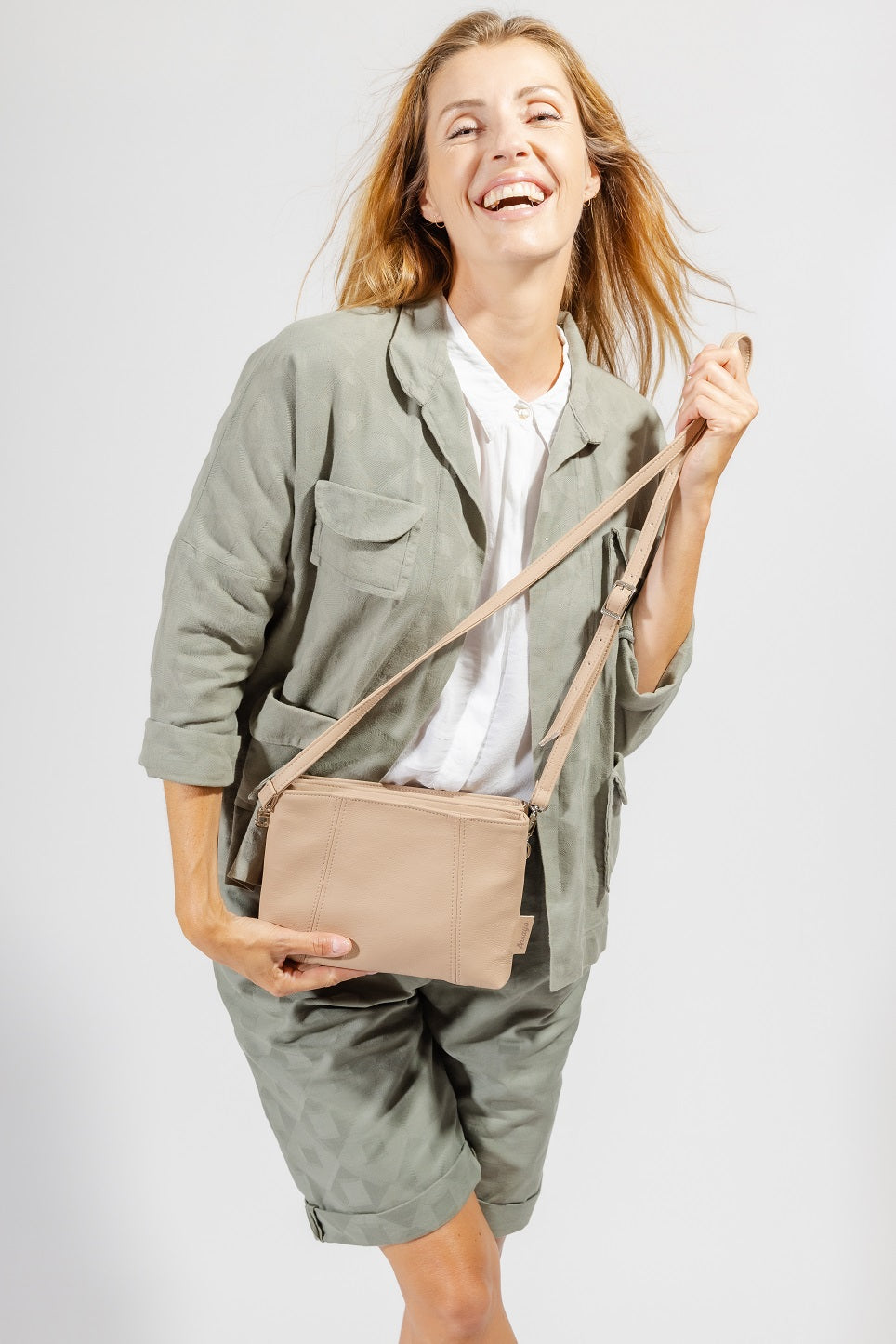 sac a main beige cuir vegan appleskin  pratique ecoresponsable ethique porte.2