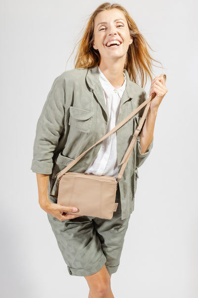 sac a main beige cuir vegan appleskin  pratique ecoresponsable ethique porte.2
